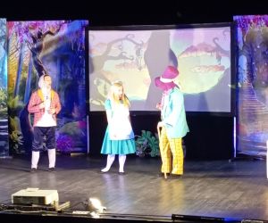 Uczniowie oglądają spektakl