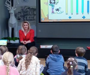 Bibliotekarka opowiada dzieciom