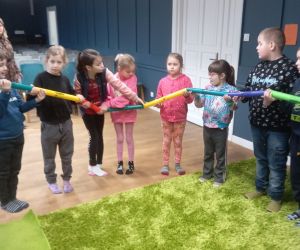 Uczniowie podczas zabawy w bibliotece