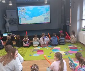 Uczniowie biorą udział w zajęciach w bibliotece