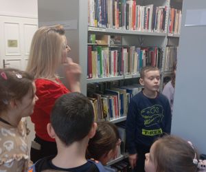 Uczniowie oglądają księgozbiory