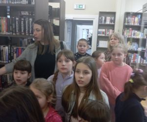 Uczniowie zwiedzają bibliotekę