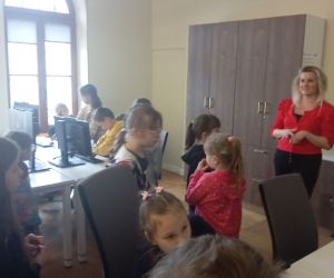 Uczniowie poznają pracę bibliotekarza