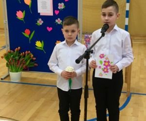 Dwóch młodszych chłopców stoi przy mikrofonie