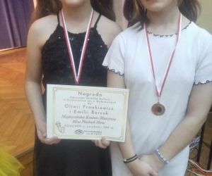 Dwie dziewczynki z wygranym voucherem