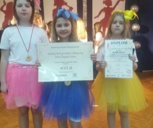Trzy dziewczynki z voucherem i dyplomem uzyskania drugiego miejsca w konkursie