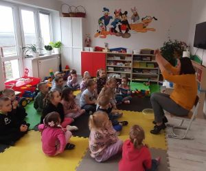 Przedszkolaki podczas przeprowadzania doświadczenia z wodą.