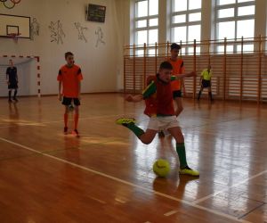 Zawodnik wykonuje strzał na bramkę