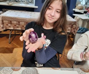 Uczennica prezentuje pisankę