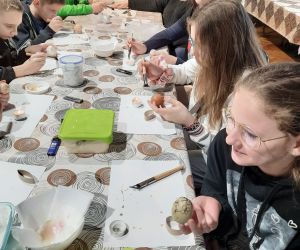 Uczniowie ozdabiają pisanki