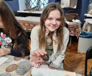 Uczennica prezentuje własnoręcznie wykonaną pisankę