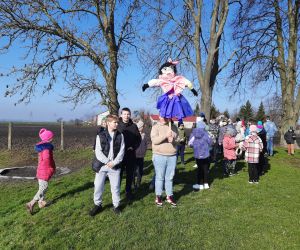 Uczniowie niosą Marzannę