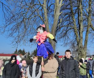 Uczeń trzyma Marzannę