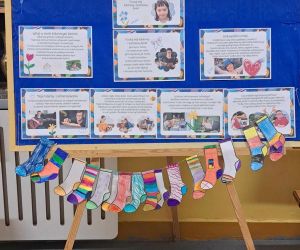 Gazetka o autyzmie na szkolnym korytarzu