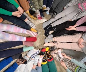 Uczniowie z kolorowymi skarpetkami