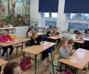 Uczniowie próbują wykonywać breloczki