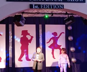 Uczniowie występują na scenie