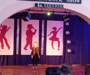 Uczennica śpiewa piosenkę