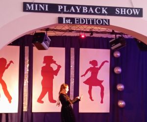 Uczennica podczas występu