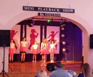 Grupa uczniów na scenie