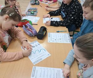 Uczniowie wypełniają karty pracy