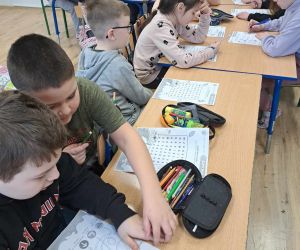 Uczniowie rozwiązują zadania