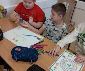 Uczniowie rozwiązują karty pracy