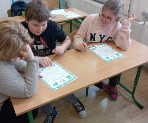 Uczniowie omawiają zadania