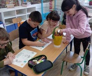 Uczniowie wykonują karty pracy