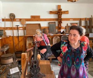 Zdjęcie przedstawia dorosły osoby wewnątrz muzeum.