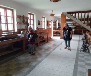 Zdjęcie przedstawia osoby dorosłe wewnątrz muzeum.