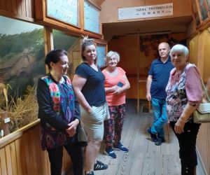 Zdjęcie przedstawia osoby dorosłe wewnątrz muzeum.