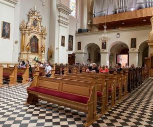 Zdjęcie przedstawia wnętrze kościoła.