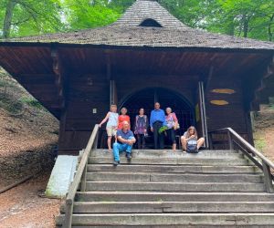 Zdjęcie przedstawia grupę ludzi na świeżym powietrzu na tle kaplica św. Rocha.