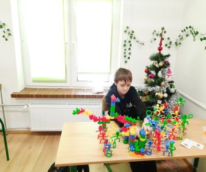 Uczeń buduje z klocków konstrukcyjnych