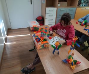 Uczennica podczas zabawy z klockami konstrukcyjnymi