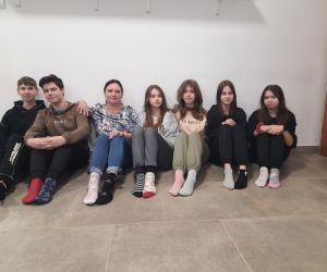 Uczniowie klasy ósmej z wychowawczynią w kolorowych skarpetkach nie do pary