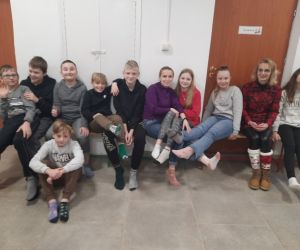 Uczniowie klasy piątej z wychowawczynią i nauczycielką matematyki w kolorowych skarpetkach nie do pary