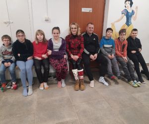 Uczniowie klasy czwartej z wychowawcą i nauczycielką matematyki w kolorowych skarpetkach nie do pary