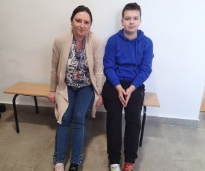 Uczeń klasy siódmej i pedagog szkolny w kolorowych skarpetkach nie do pary