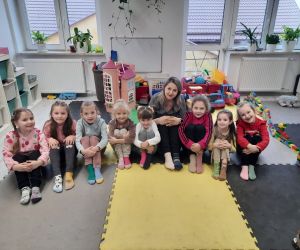 Dziewczynki z oddziału przedszkolnego z wychowawczynią w kolorowych skarpetkach nie do pary