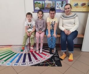 Uczniowie klasy pierwszej z nauczycielką języka angielskiego w kolorowych skarpetkach nie do pary