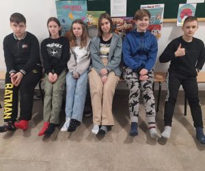 Uczniowie klasy szóstej w kolorowych skarpetkach nie do pary