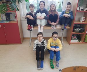 Uczniowie klasy trzeciej w kolorowych skarpetkach nie do pary