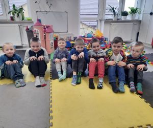 Chłopcy z punktu przedszkolnego w kolorowych skarpetkach nie do pary