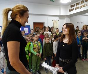 Pani dyrektor przekazuje władzę w szkole w postaci symbolicznego klucza przewodniczącej Samorządu Uczniowskiego