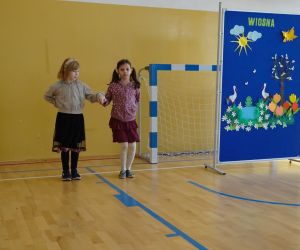 Dwie młodsze dziewczynki tańczą taniec belgijski