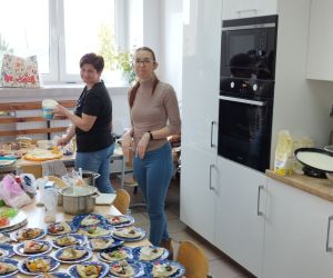 Mamy z Rady Rodziców przygotowują przepyszne naleśniki dla dzieci