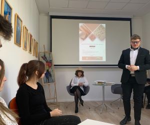 Uczeń recytuje wiersz na tle ekranu z prezentacją