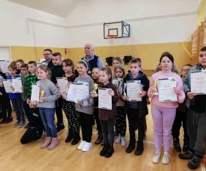 Wszyscy uczestnicy zawodów szachowych z dyplomami